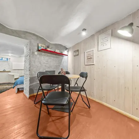 Underground In The Heart Of The 아파트